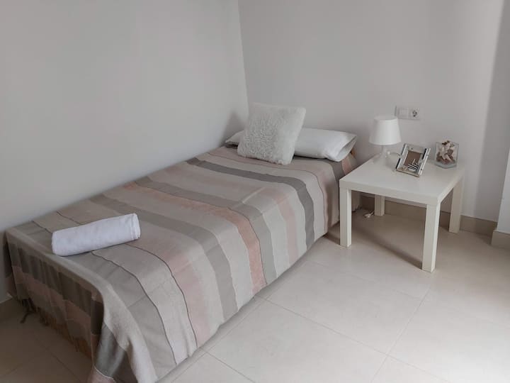 Druga spavaća soba, s dva odvojena kreveta, jedan od njih gnijezdo, kako bi se prostor optimizirao ako to nije potrebno. Također ima veliki unutarnji prozor i ugradbeni ormar.