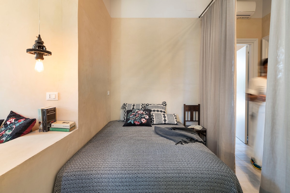 מיטת קווין סייז צרפתית,  עכשיו מחוברת למטבחון משותף בחדר האוכל 