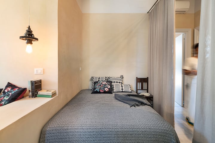 Френско двойно легло,  вече свързано с кухненски бокс в трапезарията 