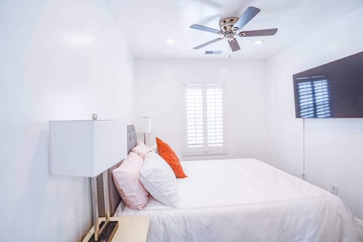 غرفة النوم 8 (الطابق العلوي) 