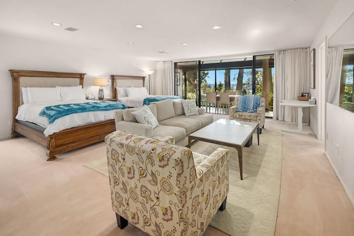 סוויטה שלישית בקומה הראשית עם מיטת קווין סייז זוגית.