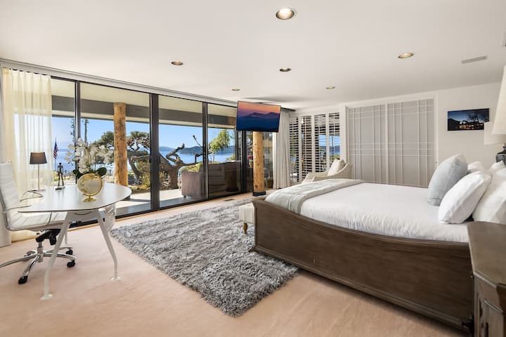 חדר שינה ראשי בקומה הראשית עם נוף.