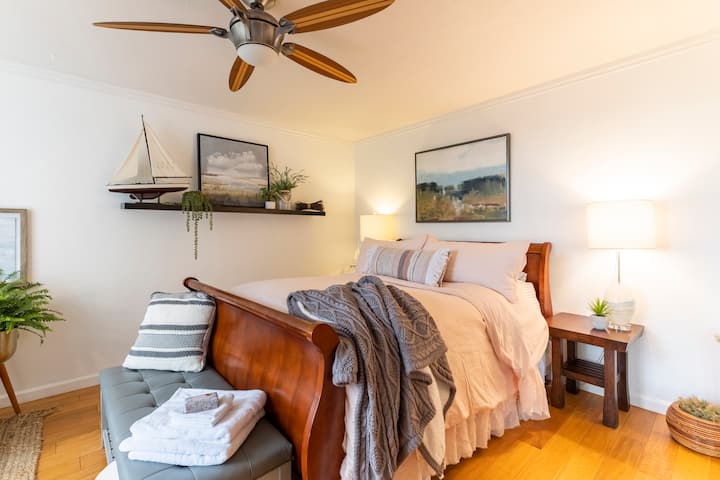 Private, Large Bedroom with an exceptional, Queen Size Tempur-Pedic adjustable Mattress, 100% Natural Cotton Linens, Blankets & Beautiful Materials! Sitting area with an oversized Leather Chair, both hanging & shelving capacity Closet & lovely view!