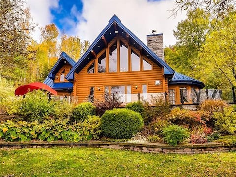 Popular Airbnb listing: Blue Roof Lodge in Les Collines De L'outaouais