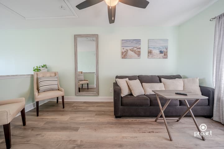 Roshani iko kwenye ghorofa ya 2 na kitanda cha kuvuta.