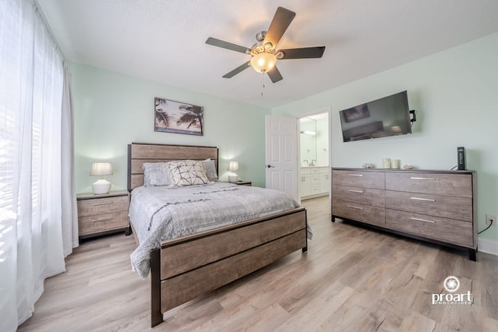 Chumba cha 2 cha kulala kiko kwenye ghorofa ya 2 na kitanda cha ukubwa wa malkia.