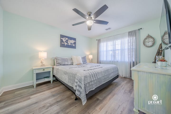 Ghorofa ya 1 ya chumba cha kulala yenye kitanda cha ukubwa wa kifalme.