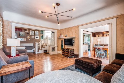 Top Airbnb: Historic Farmhouse in Central Sacramento in North Oak Park