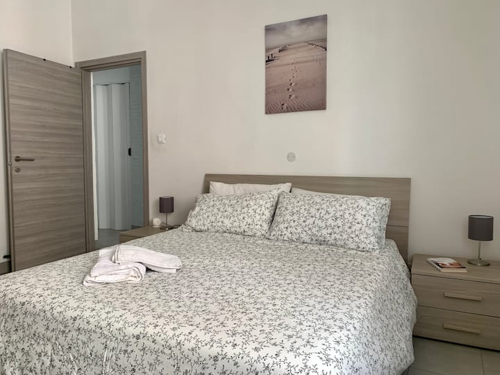 雙人臥室，配有大衣櫃。