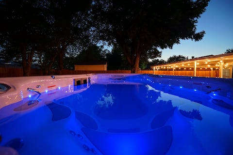 Hot Spa retreat, game room, close to Stockyards!