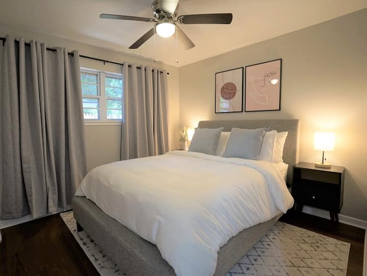 تحتوي غرفة النوم الوسطى الهادئة على سرير بحجم ملكي وبجوار الحمام الكبير ، وكلها جديدة مع حوض استحمام.