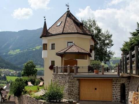 Successful Airbnb property: Samont Apartments in Urtijëi