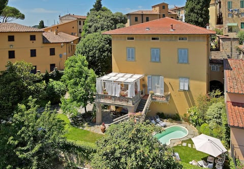 Villa with swimming pool in the heart of Tuscany!