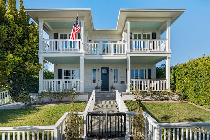 5 Bed LUXURY family house, 8 blocks from the beach gallery image 2