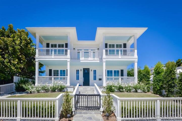 5 Bed LUXURY family house, 8 blocks from the beach