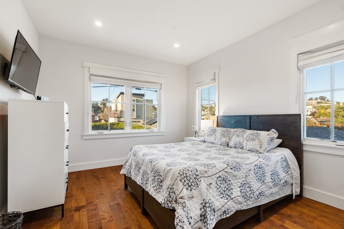 Chumba cha kulala cha ghorofa kilicho na kitanda aina ya queen, nyuma ya nyumba (kuelekea ua wa nyuma)