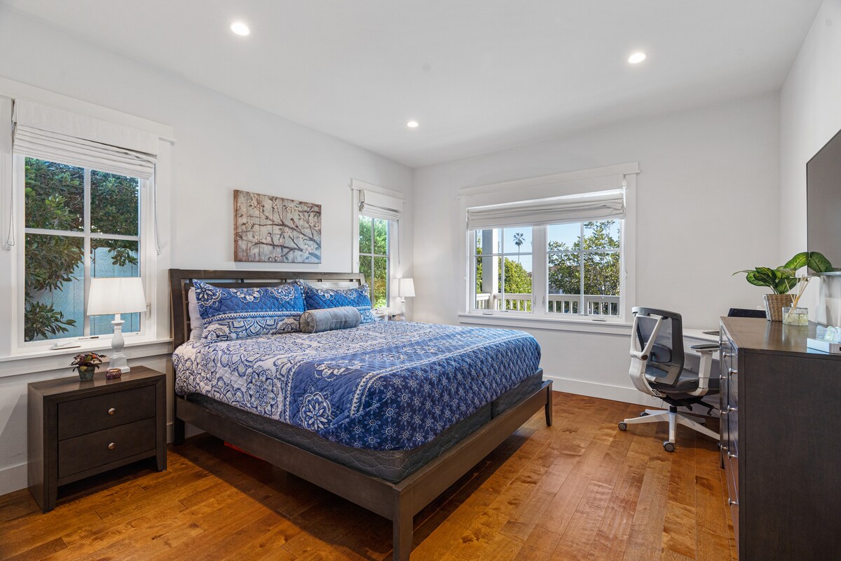 Chumba cha kulala cha ghorofa ya chini kilicho na kitanda cha kifalme na dawati dogo la kona 