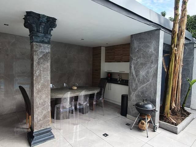 Belle maison d’architecte avec piscine gallery image 2