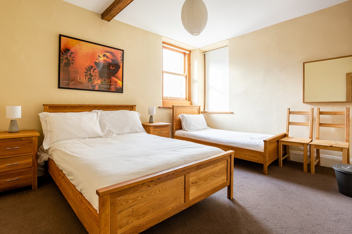 غرفة النوم 1، مع أسرّة مزدوجة وفريدة وأغطية قطن مصرية فاخرة للراحة ونوم مريح