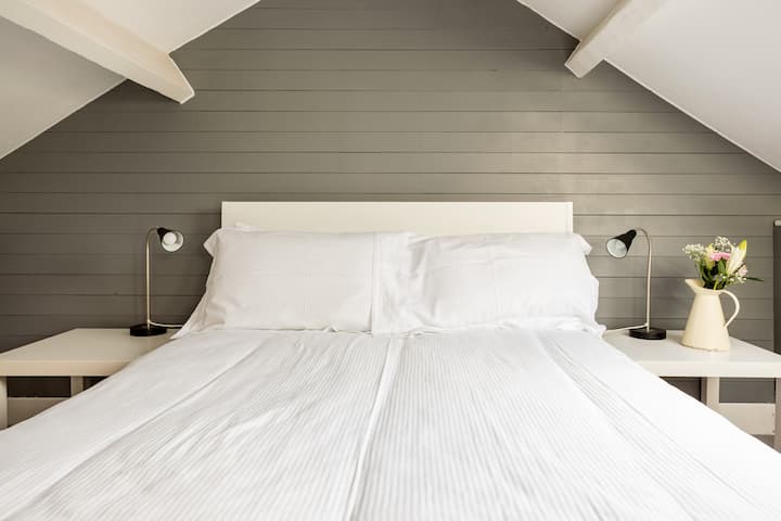 Dormitorio 2; espacioso y acogedor, con ropa de algodón egipcio de lujo y un montón de espacio de almacenamiento. Vistas sobre los tejados hasta el Daleside más allá.