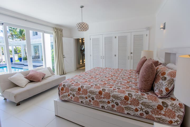 חדר שינה בקומה הראשונה