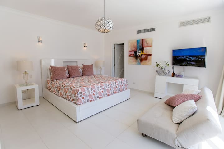 חדר שינה בקומה הראשונה