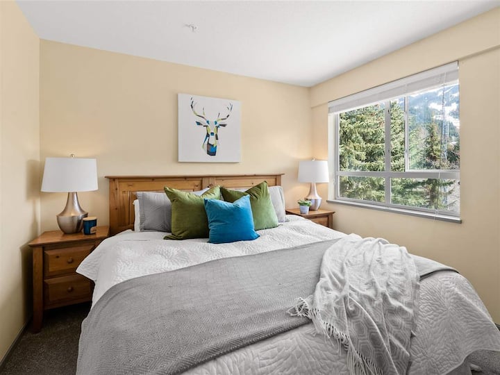 غرفة نوم بسرير كبير الحجم مع إطلالات على جبل بلاك كومب. مرتبة جديدة بحجم كينج تم وضعها في نوفمبر 2024.