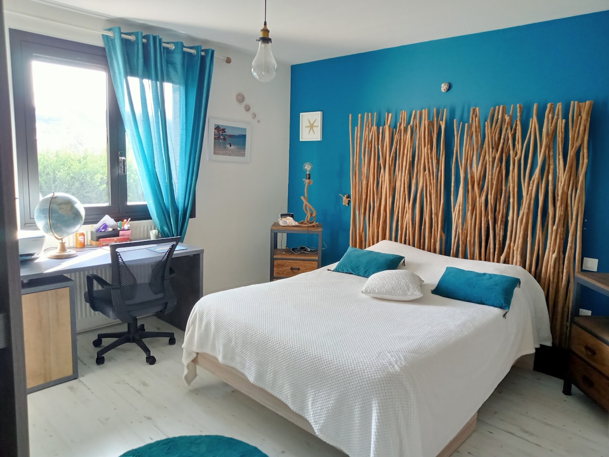 带大储物柜的宽敞卧室