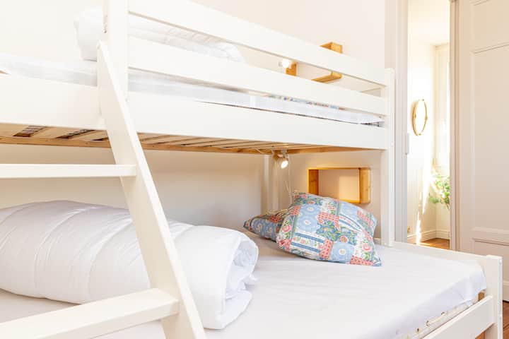 Stapelbed: 2 slaapplaatsen onderaan (140x200) + 1 bed aan de bovenkant (90x200)