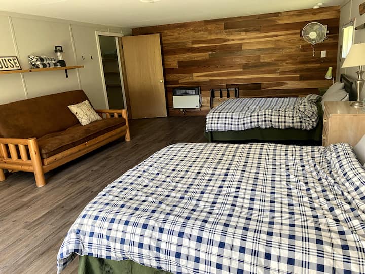 Двуетажна спалня разполага с две двойни легла и разтегателен фотьойл в пълен размер. Самостоятелна половин баня отзад. Нагревател за пропан на стената.