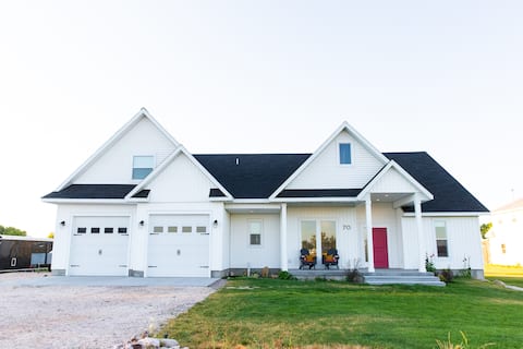 New Raspberry Daze Farm House Bear Lake. Sleeps 19