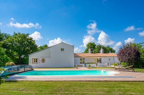 Quiet & countryside for this farmhouse with pool