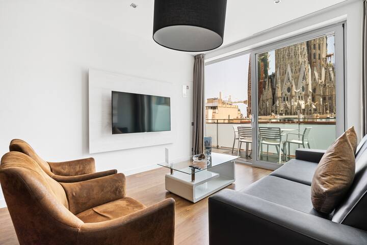 Huge 4-Bedroom Apt – Stunning Sagrada Familia View gallery image 3