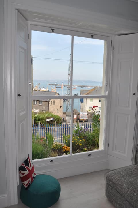 Top Airbnb: Amazing harbour home with sea views & free parking in Brixham