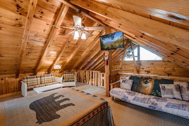 Slatka, udobna i prostrana soba u potkrovlju na katu sa super udobnim krevetom od memorijske pjene veličine Queen!