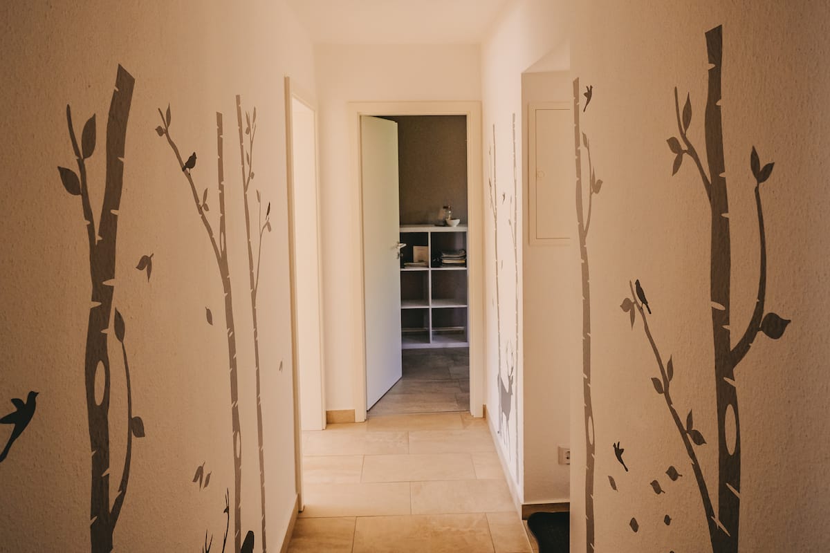 Flur mit dekorativer Wandgestaltung