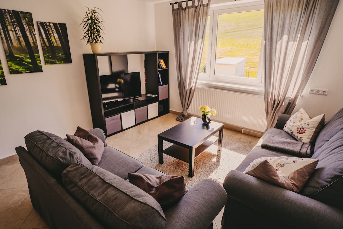 Wohnzimmer mit TV und Sitzbereich