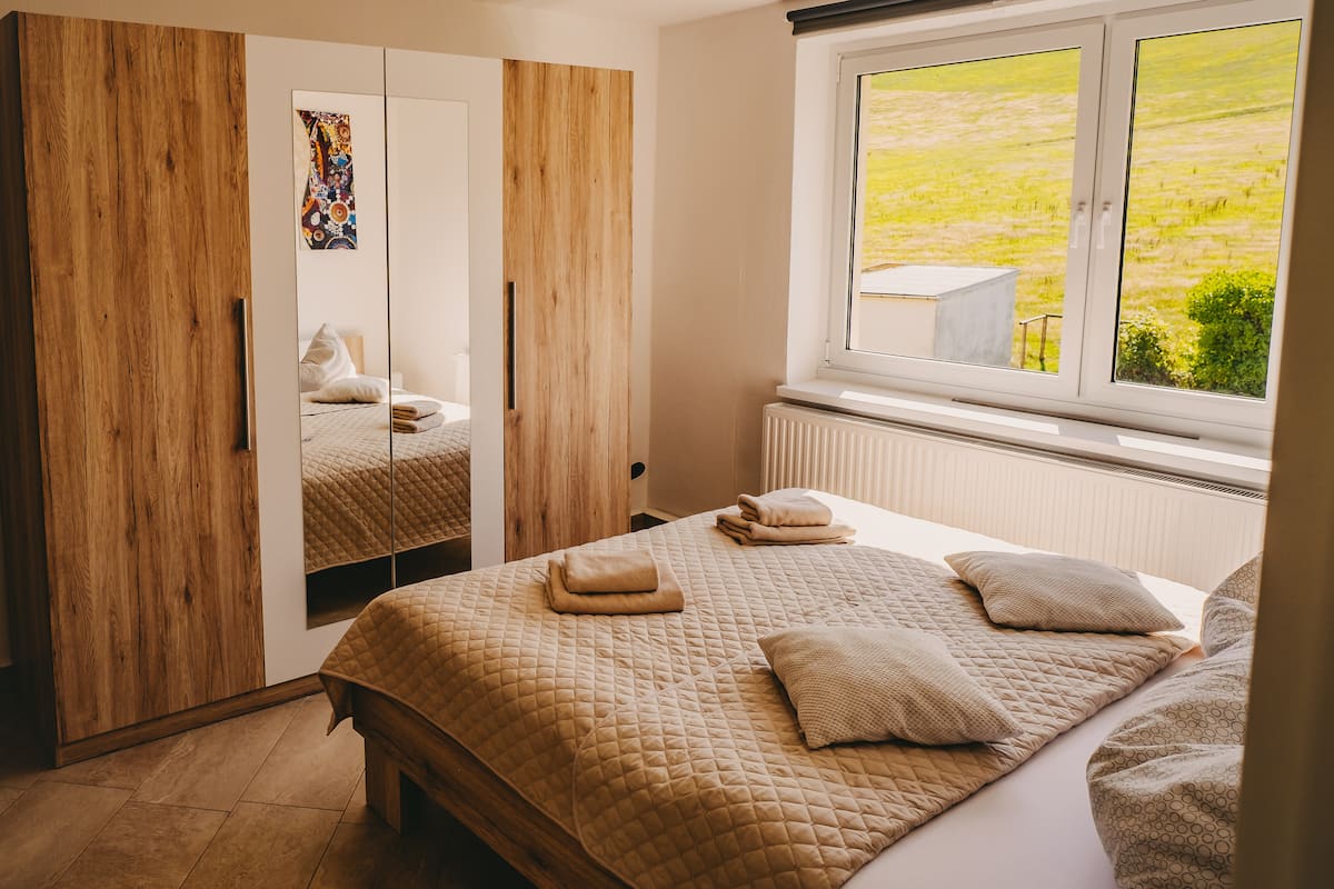 Schlafzimmer mit Kleiderschrank und Ausblick