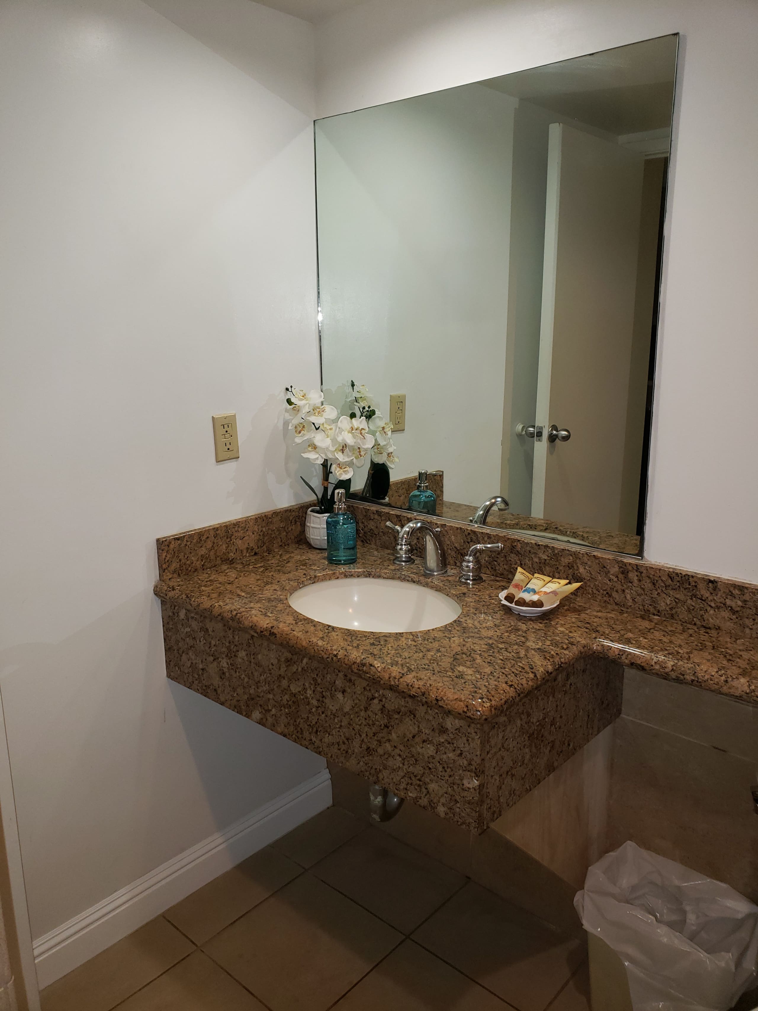 Condo in Honolulu · ★4.76 · Studio · 2 beds · 1 bath - Image 2