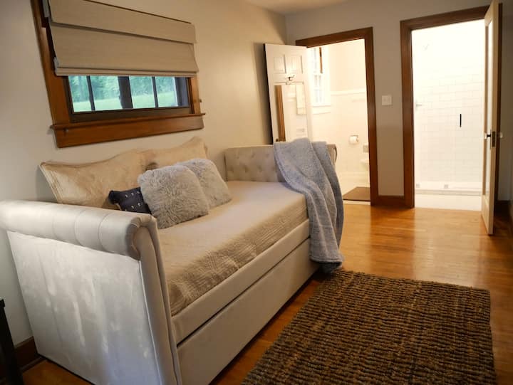 Dvojlôžko nad dvojlôžkom s priľahlou kúpeľňou/sprchovacím kútom