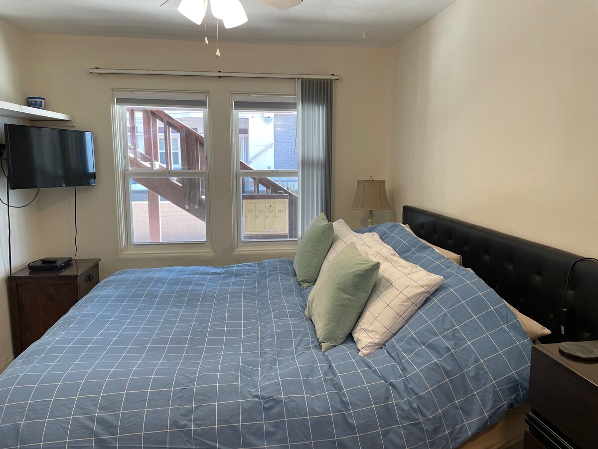 spálňa s nebeskou manželskou posteľou Beautyrest 