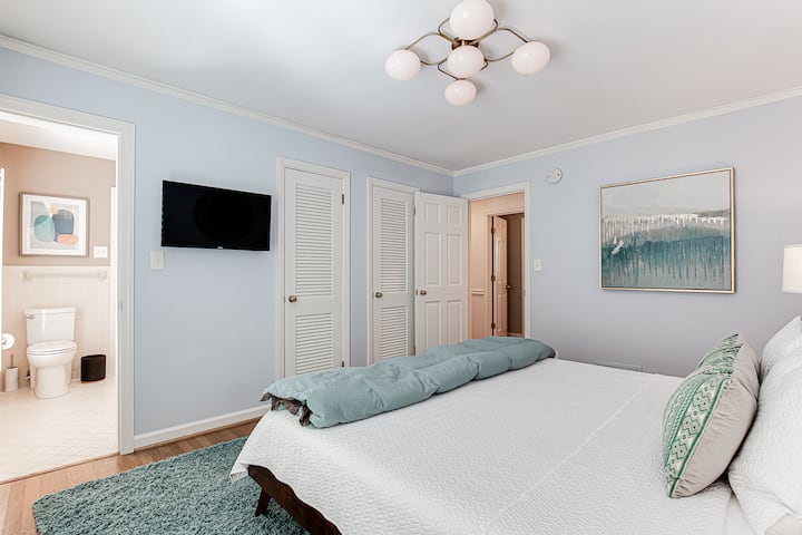 queen bedroom with jack and jill bathroom