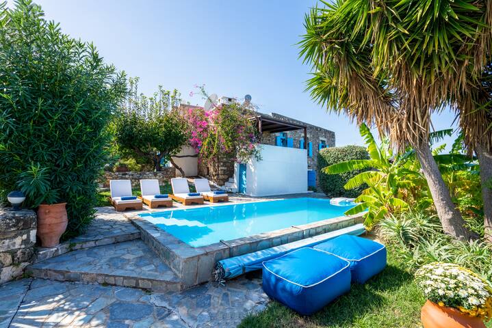 A 3bedroom country house, with pool close to beach