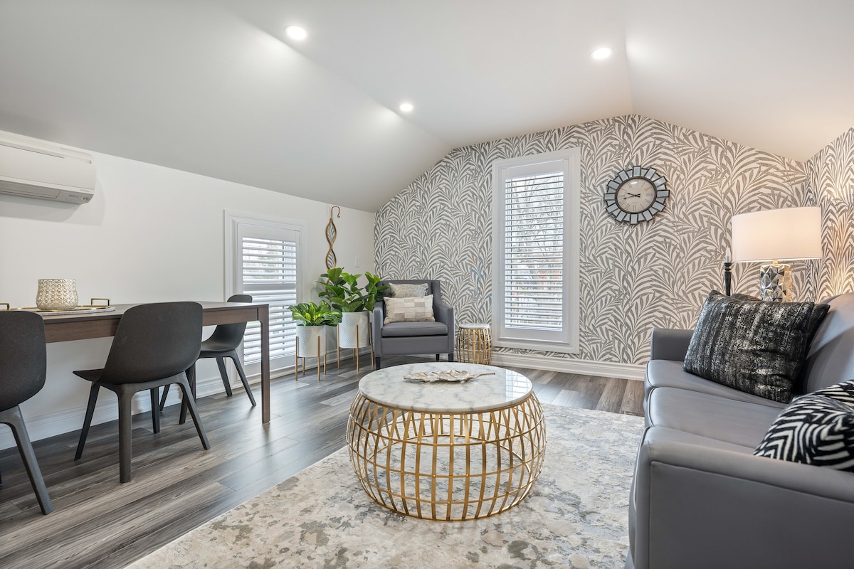 พื้นที่นั่งเล่นและรับประทานอาหารที่หรูหราพร้อมโซฟาแบบดึงออกได้