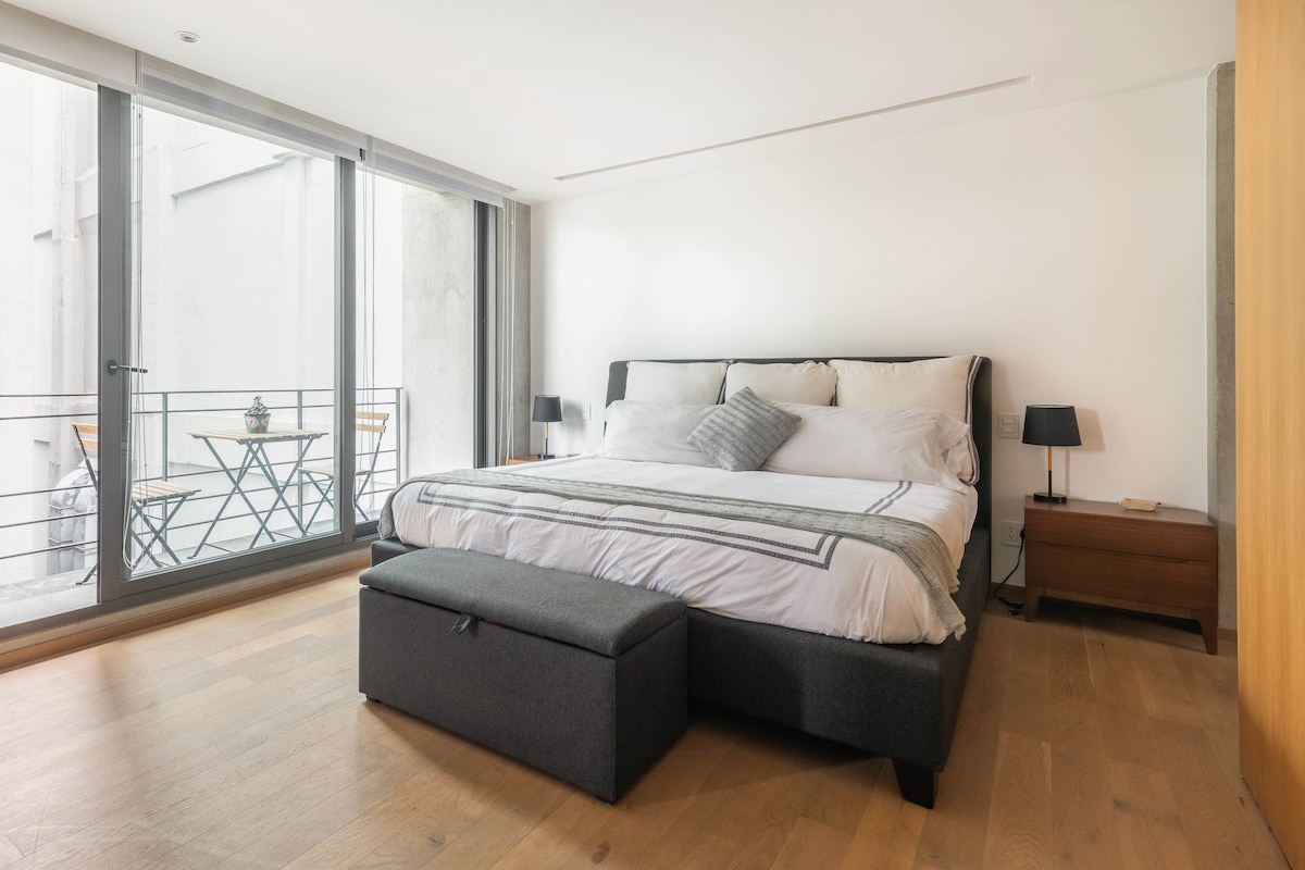 Veľká manželská posteľ s balkónom.