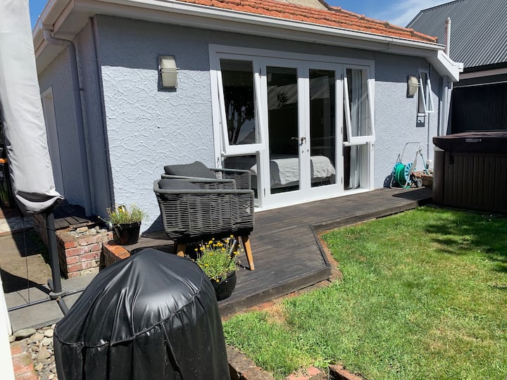 Tidy 1 Bedroom Sleepout with ensuite. Guest suites for Rent in