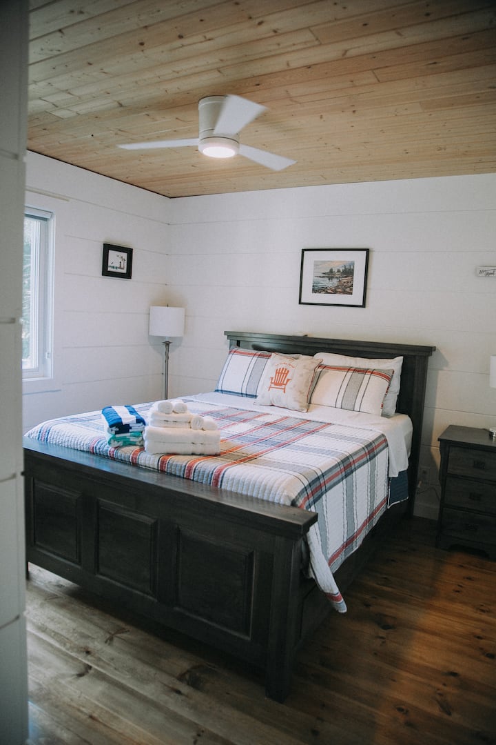 ห้องนอนที่ 2 รูปที่ 2 -- ห้องนอนขนาดใหญ่พร้อมเตียงควีนไซส์แบบ "Captains bed" ที่สร้างขึ้นในสไตล์อามิชพร้อมลิ้นชัก 2 ช่อง และตู้เสื้อผ้าที่มีที่จัดเก็บของมากมาย