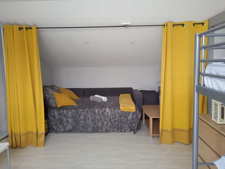 Chambre n°3 traversante, canapé convertible 140 x 200 équipé d'un sur-matelas 