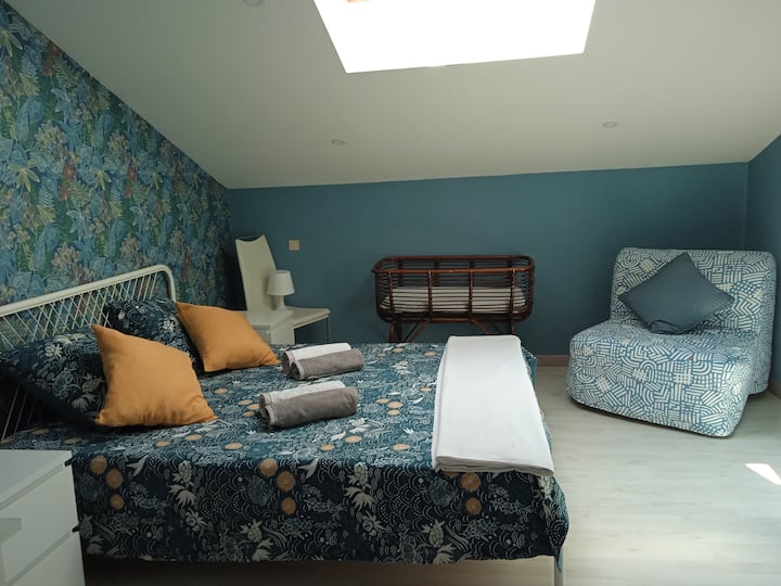 Chambre n°1 lit 160 x 200 et 1 chauffeuse 80 x 200 + 1 berceau bébé