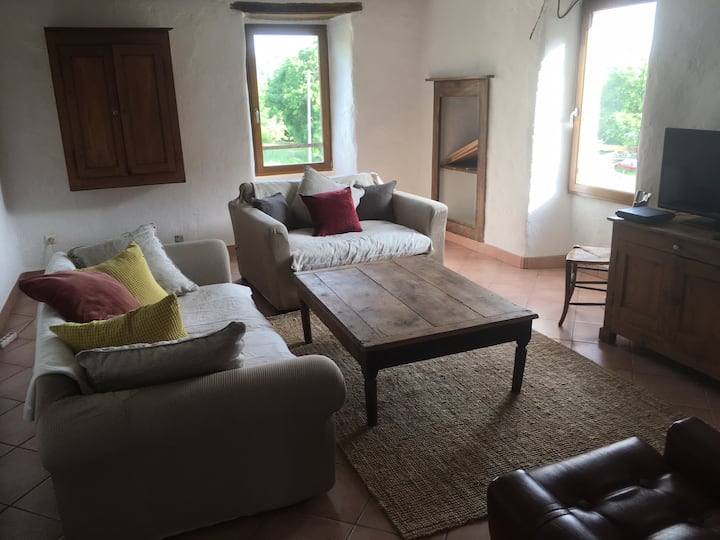 Მისაღები ოთახი ტელევიზორით
2 ადგილიანი დივანი (140)
1 ადგილიანი კაბრიოლეტი სკამი (90)